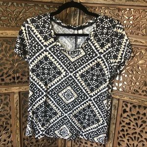 🔥 Black print w gold accent shirt top medium, soft flowy fabric